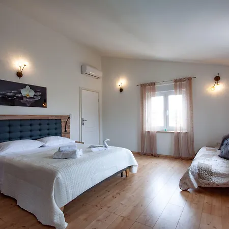 빌라 Five Bedroom Emily With Pool In 메덜린