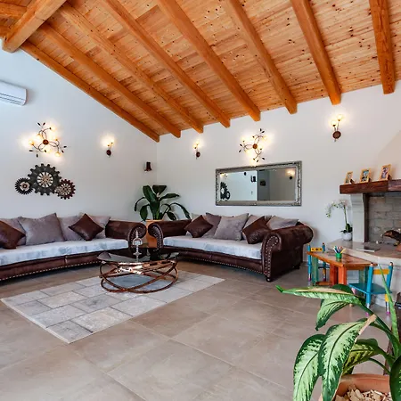 빌라 Five Bedroom Emily With Pool In *