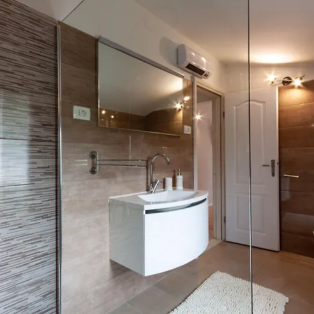 Five Bedroom Emily With Pool In