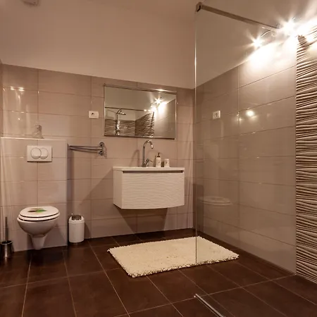 빌라 Five Bedroom Emily With Pool In