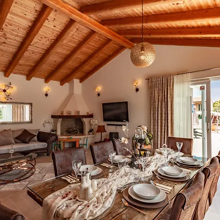 Five Bedroom Emily With Pool In 빌라 *