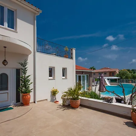 Five Bedroom Emily With Pool In * 메덜린