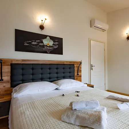 Five Bedroom Emily With Pool In *