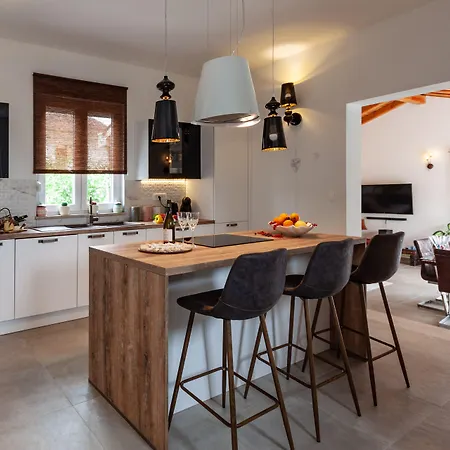Five Bedroom Emily With Pool In 빌라 메덜린