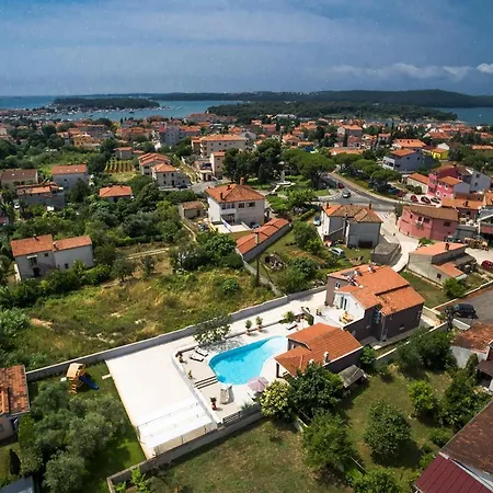 Villa Five Bedroom Emily With Pool In *