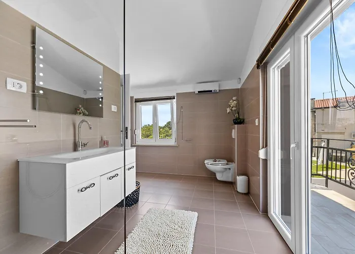 Five Bedroom Emily With Pool In 빌라 메덜린