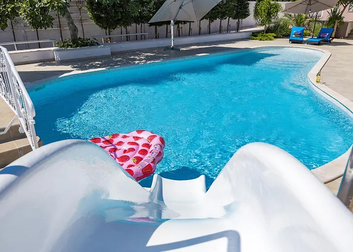 빌라 Five Bedroom Emily With Pool In *