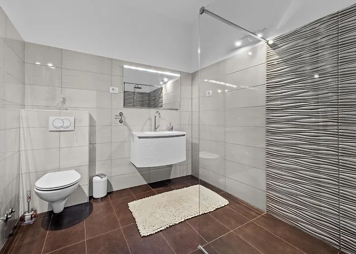 빌라 Five Bedroom Emily With Pool In 메덜린