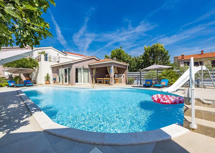 Five Bedroom Emily With Pool In *