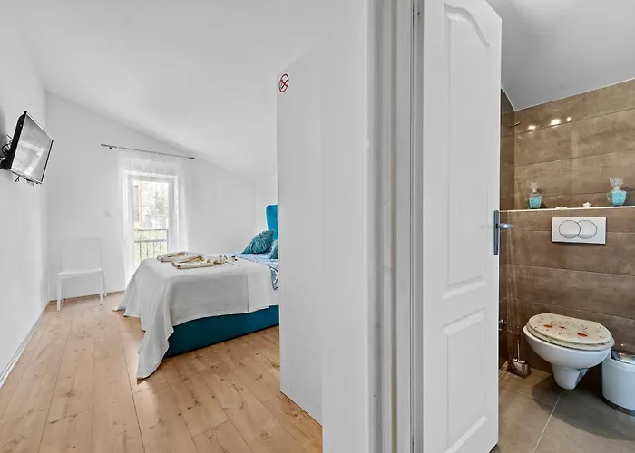 Five Bedroom Emily With Pool In 빌라 *