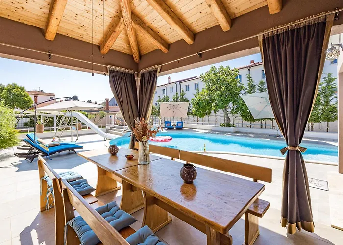 빌라 Five Bedroom Emily With Pool In