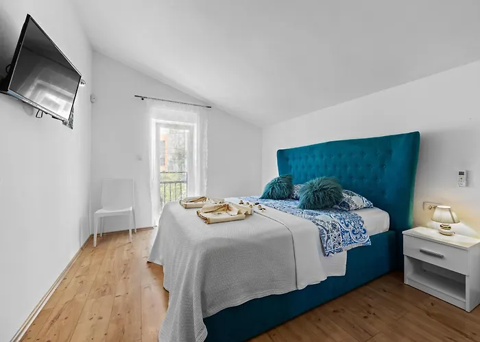빌라 Five Bedroom Emily With Pool In 메덜린