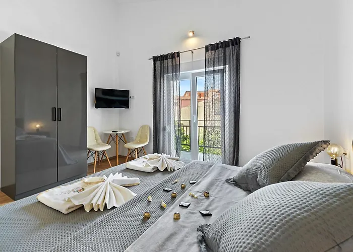 빌라 Five Bedroom Emily With Pool In *