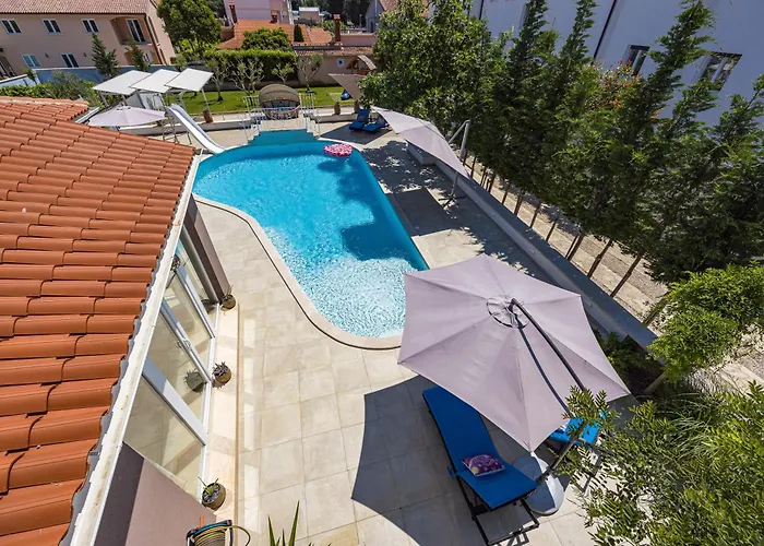 빌라 Five Bedroom Emily With Pool In *