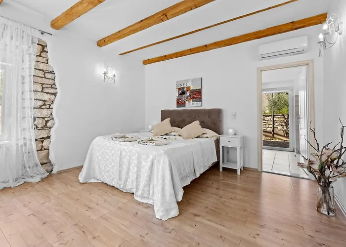 Five Bedroom Emily With Pool In * 메덜린