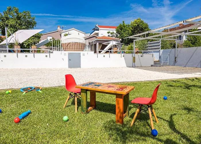 빌라 Five Bedroom Emily With Pool In 메덜린