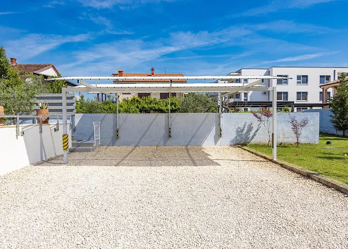 빌라 Five Bedroom Emily With Pool In