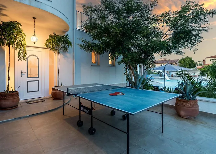 Five Bedroom Emily With Pool In 빌라 메덜린