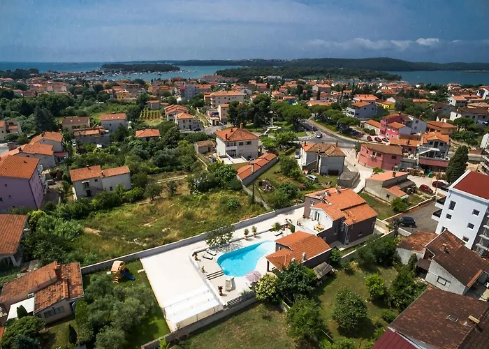 빌라 Five Bedroom Emily With Pool In *